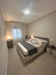 um quarto com uma cama e uma cadeira em Casa Ari em Desenzano del Garda