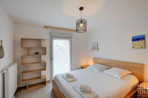 ein Schlafzimmer mit einem großen Bett und einem Bücherregal in der Unterkunft Le Passiflore / Hôpital Vinci in Chambray-lès-Tours