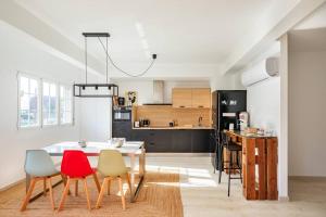 a kitchen and dining room with a table and chairs at Iria Gardens in Padrón