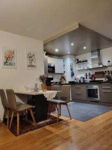 uma cozinha com mesa e cadeiras num quarto em Excellent Appart totalement rénové em Paris