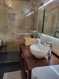 un bagno con lavandino a ciotola su un bancone in legno di Excellent Appart totalement rénové a Parigi