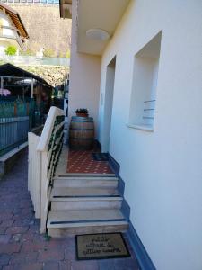 eine Treppe, die zu einem Gebäude führt in der Unterkunft Appartamento al Lago in Levico Terme