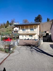 ein Haus mit einem Zaun davor in der Unterkunft Appartamento al Lago in Levico Terme