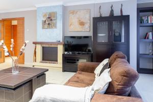 sala de estar con sofá y mesa en AndBnB I 3 Habitaciones con Terraza y Parking en Ordino