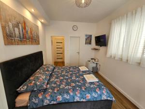 een slaapkamer met een bed met een blauw dekbed bij Room Ela in Donji Seget