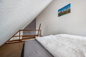 een slaapkamer met een bed en een foto aan de muur bij Kranichhorst 7 in Buchholz
