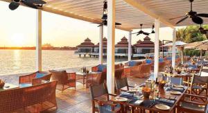 Restaurace v ubytování Anantara Flatprivate Beach! Burj & Sea View