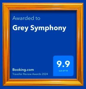 un marco fotográfico con un signo que lee concedido a la sinfonía gris en Grey Symphony, en Timisoara