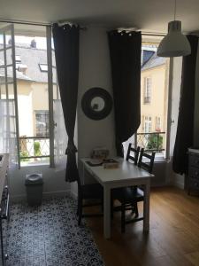バイユーにあるAu petit bajocasseのダイニングルーム(テーブル、椅子、窓付)