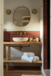 Vercourt的住宿－Petit Chateau Vercourt，一间带水槽和镜子的浴室