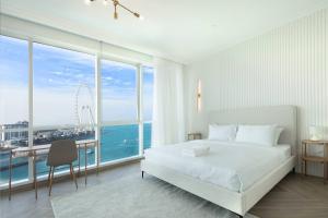 - une chambre avec un lit et une vue sur l'océan dans l'établissement Sea View Condo With Private Beach! Big Terrace!, à Dubaï
