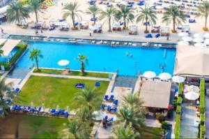 - une vue sur la grande piscine d'un complexe dans l'établissement Sea View Condo With Private Beach! Big Terrace!, à Dubaï