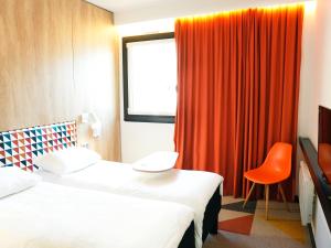 Postel nebo postele na pokoji v ubytování ibis Styles Caen Centre Historique