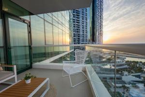 - un balcon avec deux chaises et une table dans un bâtiment dans l'établissement Sea View Condo With Private Beach! Big Terrace!, à Dubaï