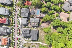 einen Blick über einen Parkplatz von Häusern in der Unterkunft Villa Granitz Wind & Wolke in Ostseebad Sellin