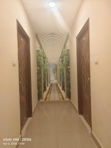 薩姆沙巴德的住宿－HOTEL SANTHOSH DHABA SUITES-NEAR AIRPORT Zone，相簿中的一張相片