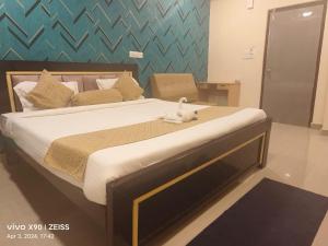 Una cama o camas en una habitación de HOTEL SANTHOSH DHABA SUITES-NEAR AIRPORT Zone