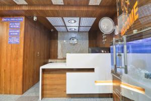 Kitchen o kitchenette sa HOTEL SANTHOSH DHABA SUITES-NEAR AIRPORT Zone