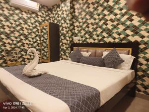 Кровать или кровати в номере HOTEL SANTHOSH DHABA SUITES-NEAR AIRPORT Zone