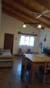 sala de estar con mesa de madera y sofá en Allegra casas de campo en Vaqueros