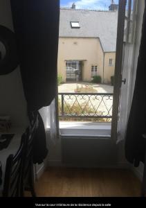 バイユーにあるAu petit bajocasseの家の景色を望む開窓