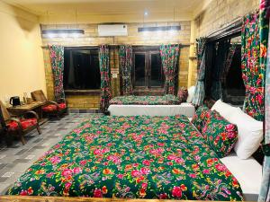 um quarto com 2 camas e um cobertor verde em Local Ban Bang Homestay - Motorbike rental and Tour em Ha Giang
