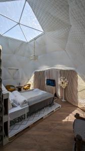 1 dormitorio con 1 cama grande en una tienda de campaña en Ze Oni Glamping en Tiflis