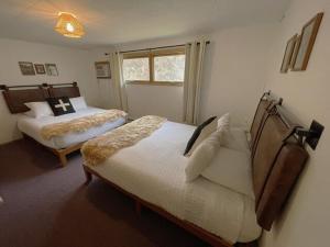um quarto com 2 camas e uma janela em Berkshire Valley Inn em Williamstown