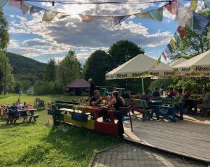 een groep mensen aan tafel in een park bij Bieszczadzka Legenda in Wetlina