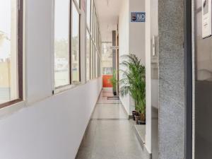 un corridoio vuoto in un edificio con finestre di Collection O Yashaswi Comforts a Mysore