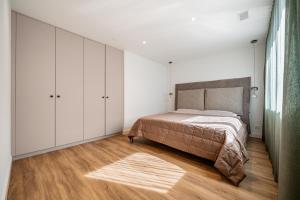 a bedroom with a bed and white cabinets at aestate living lakeview in Horgen Zürich Zug Pfäffikon in Horgen