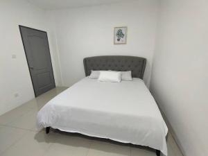 Postel nebo postele na pokoji v ubytování CASA homestay 軒名宿