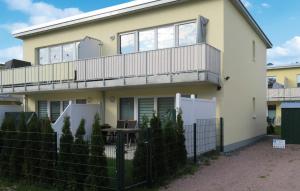 a house with a balcony and a fence at Beautiful Apartment In Graal-mritz ostseehe With Kitchen in Müritz