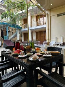 een tafel met borden eten bovenop bij City Hostel Dushanbe in Doesjanbe