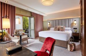 ウェストポートにあるウエストポイント プラザ ホテル スパ ＆ レジャーの大きなベッドとデスクが備わるホテルルームです。