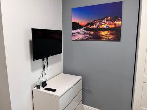 En tv och/eller ett underhållningssystem på Meadow Street Rooms