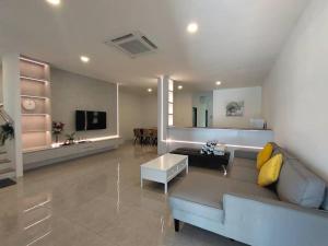 sala de estar con sofá y mesa en CASA homestay 軒名宿 en Miri