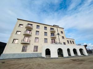 un gran edificio con balcones en un lateral en KHAN ORDASY, en Zhezqazghan