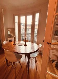 comedor con mesa de madera y sillas en STUDIO en París