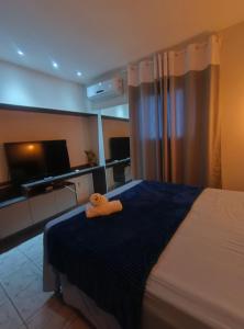 - une chambre avec un lit et une serviette dans l'établissement Minha casa fora de casa, à João Pessoa