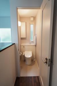 uma pequena casa de banho com um WC e uma janela em Akikawa Villas 1 熊本県合志市貸切別荘 em Yuge