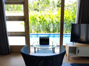 烏干桑的住宿－SUNNYRENT. Guest villa Dreamland，一间设有玻璃桌和笔记本电脑的房间