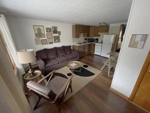 uma sala de estar com um sofá e uma cozinha em Berkshire Valley Inn em Williamstown