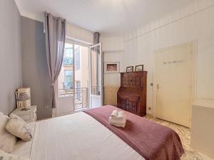 Un pat sau paturi într-o cameră la Nestor&Jeeves - NOE - Central - Close sea - Spacious