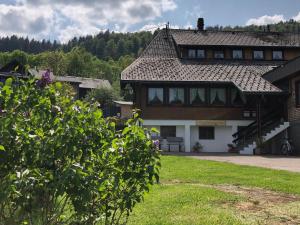 una casa grande con techo y patio de césped en Das Schwarzwaldhotel, en Todtmoos