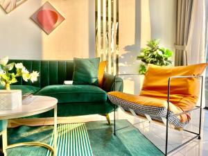 een woonkamer met een groene bank en een tafel bij Beacon Executive Suites - Georgetown Luxury 2 Bedrooms Suites in George Town