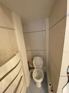 Un pequeño baño con inodoro en una habitación. en Studio Proche Paris, en Chaville 5 fotos más