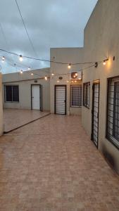 un grand garage vide avec des lumières au plafond dans l'établissement Apartamento Entero en Ezeiza/ Canning, à Canning