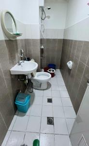 łazienka z umywalką i toaletą w obiekcie Krystal Claine Homestay-BURNHAM HILL w mieście Baguio