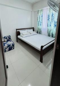 1 dormitorio con 1 cama en una habitación en Krystal Claine Homestay-BURNHAM HILL en Baguio